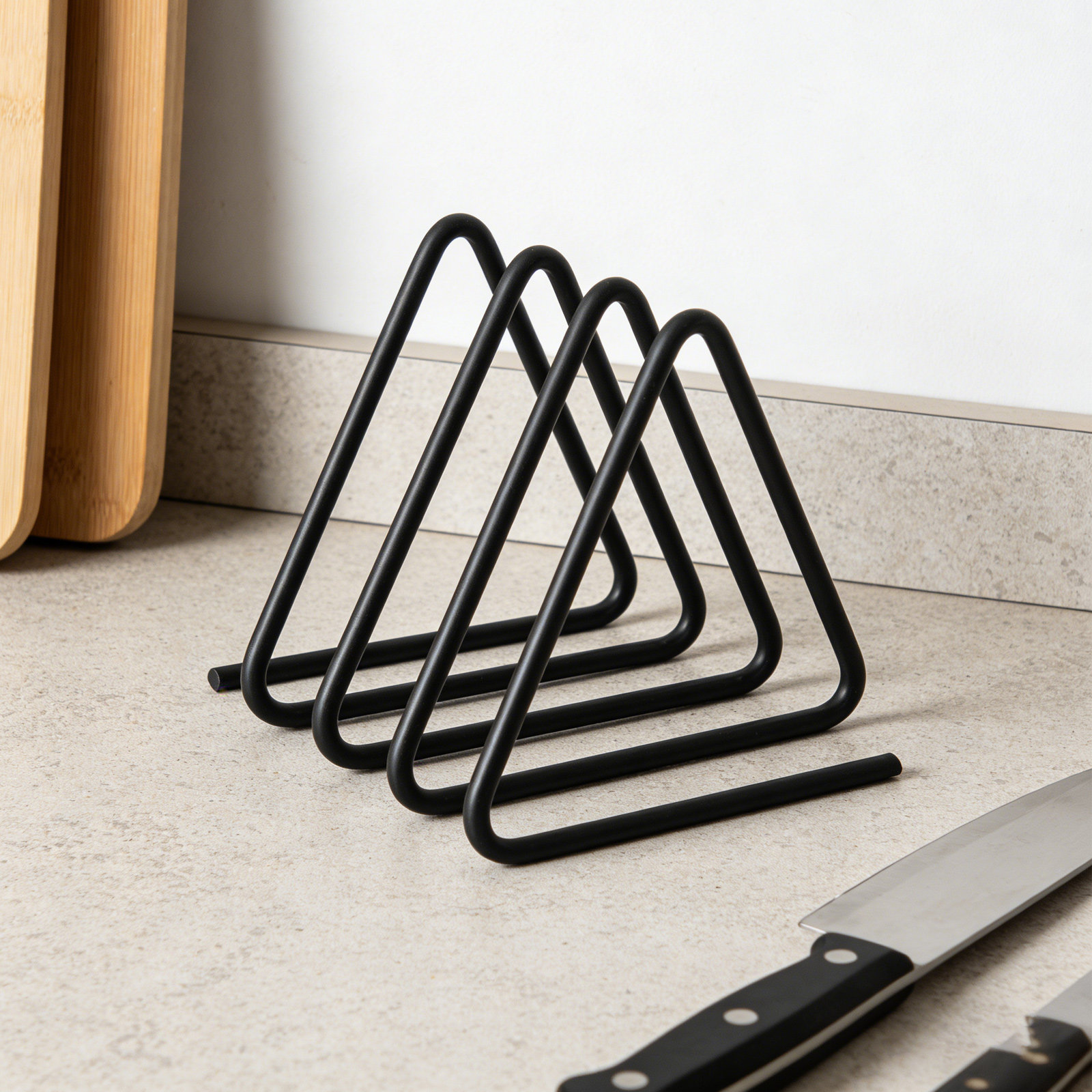 三角形のカッティングボードホルダー、黒色の金属製、滑り止め加 - Kitchen Baking Rack のレビューと価格