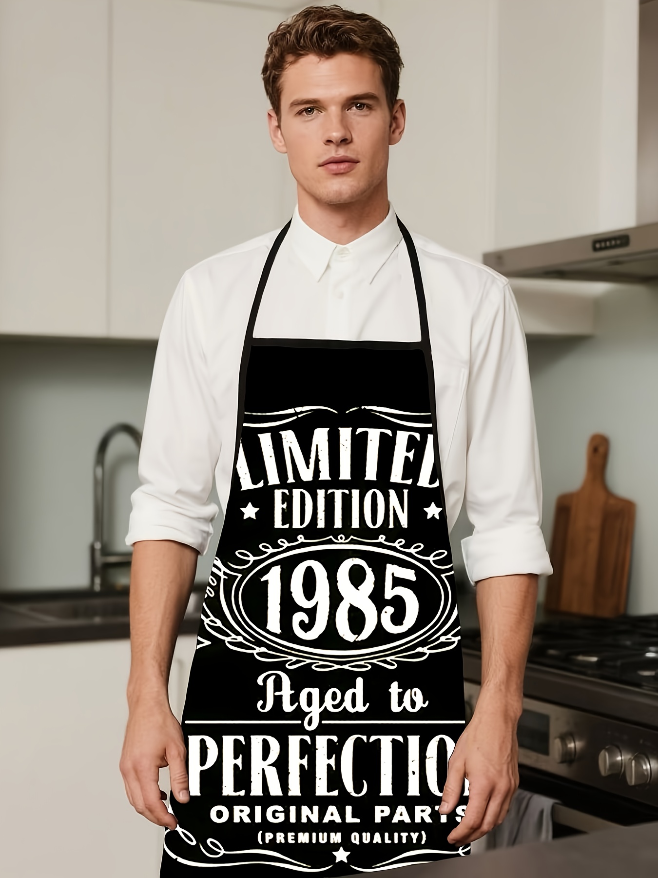 黒色の背景に「1985」のデザインが入ったキッチンエプロン、 - Kitchen Baking Background のレビューと価格